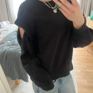 Svart stickad tröja med ”cut-out” från Zara - Svart stickad tröja från Zara med cut-out-detaljer på axlarna. 💕.