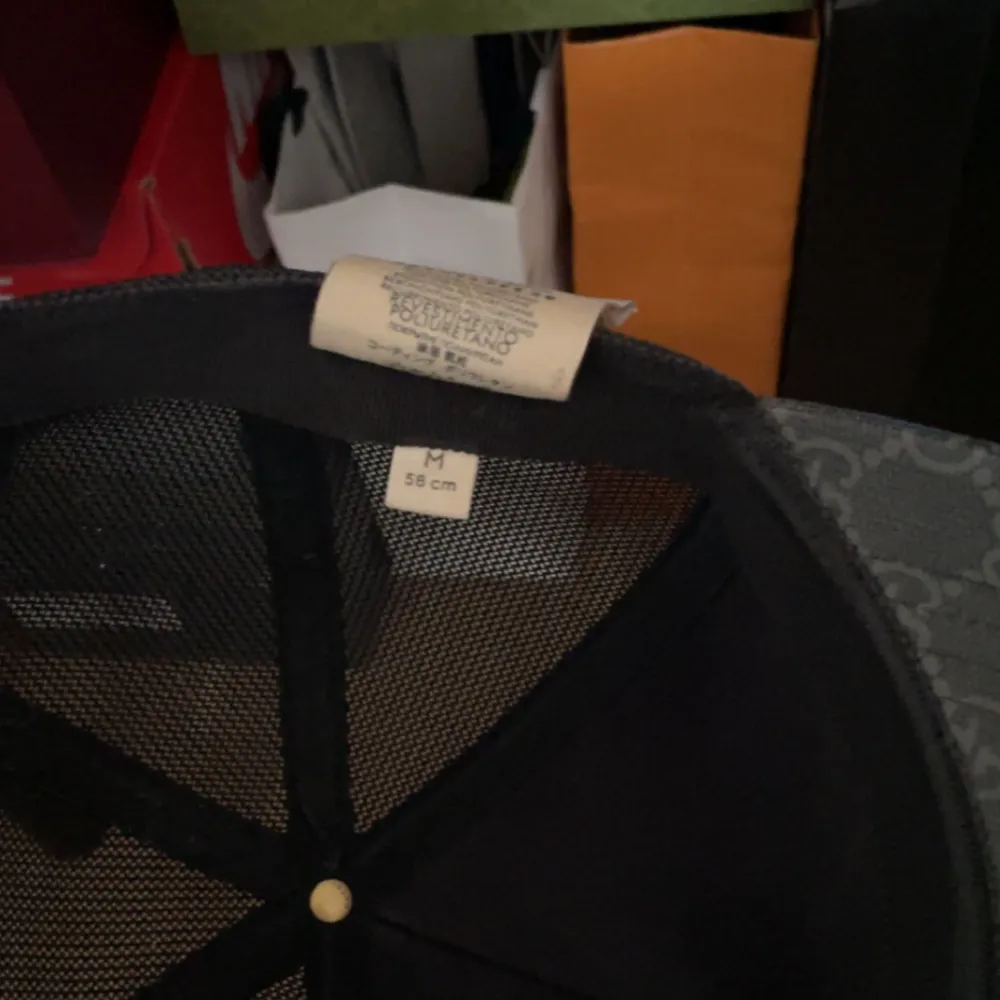 Säljer en svart keps från Gucci med klassiskt GG-mönster och en röd-vit orm på framsidan. Kepsen har mesh på sidorna och justerbar passform. Perfekt för dig som vill sticka ut med en lyxig accessoar.. Asusteet.