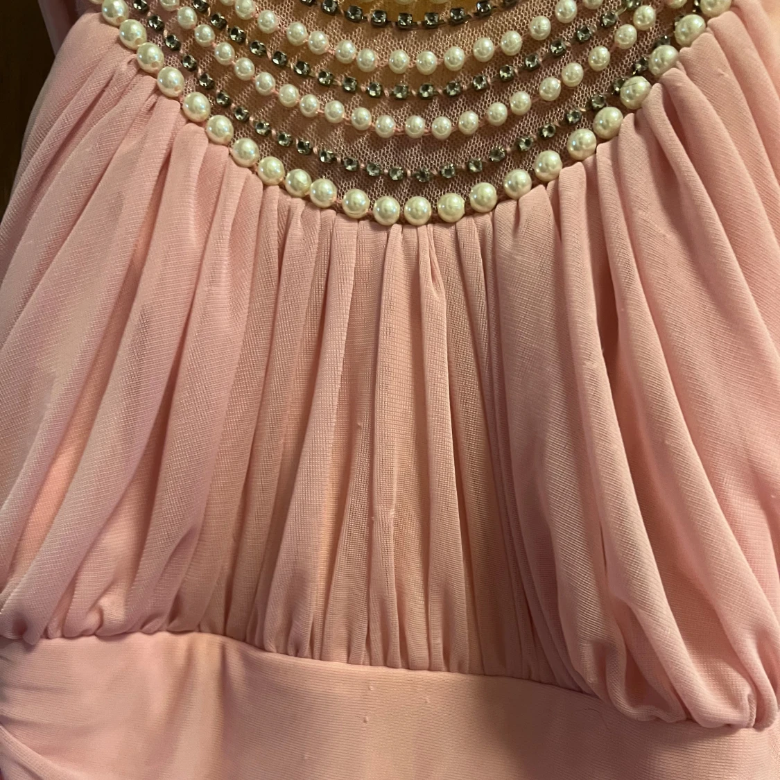 Långklänning i rosapink med pärldetaljer från Tiffany - 3