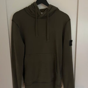 Olivgrön hoodie från Stone Island - Tja, säljer en olivgrön hoodie från Stone Island då den inte längre kommer till användning. Tröjan är köpt på Aplace secondhand butik för 1300kr. Tröjan är i gott skick. Hör gärna av er vid eventuella frågor eller funderingar! 