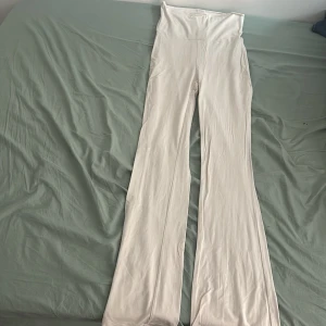Beiga yoga pants från Gina Tricot - Använd några gånger men har inga defekter o funkar som ny!