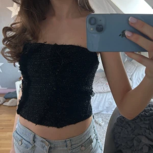 Svart tubtopp med glitter - Säljer en svart tubtopp från Zara med glitter ✨ Toppen har en strukturerad yta och dragkedja i sidan för enkel på- och avtagning. Perfekt för att lyfta vilken outfit som helst!💞💞