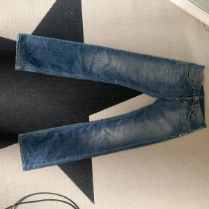 Blå jeans från Dondup - Snygga blå jeans från Dondup med en klassisk femficksdesign och subtila slitningar för en trendig look. Tillverkade i Italien med högkvalitativt denim. Perfekta för en avslappnad stil. Priset är ej hugget i sten.