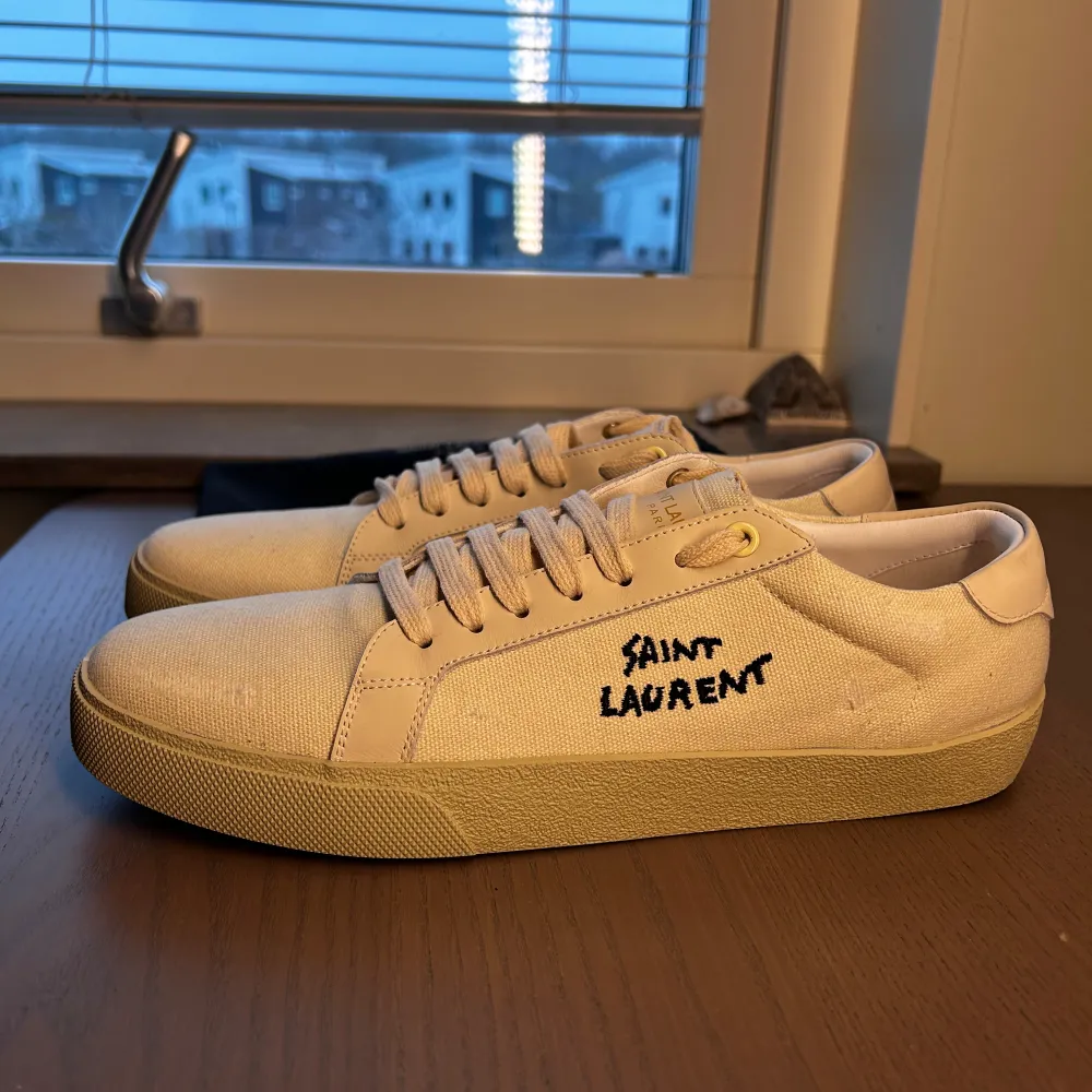 Tja! Säljer ett par riktigt feta Saint Laurent Court Lows i vit. Storlek 43. Har kvittot. Säljer för 2450 men accepterar bud vid snabb affär. Skriv om funderingar! . Kengät.