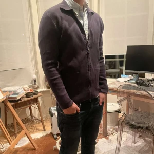 John Henric full zip - John Henric tröja i nyskick. Köpt förra julen men använd max 10 gånger. Nypris 1,4 