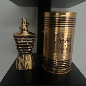 Jean Paul Gaultier Le Male Elixir - Säljer denna parfym då jag inte tycker om den så mycket och den passar inte mig, jag har använt ungefär 1/4 av parfymen . Doften är en del av Le Male-serien och kommer i en matchande metallcylinder.priset är inte satt i sten lämna gärna ett pris förslag och skriv vid minsta funderingar!