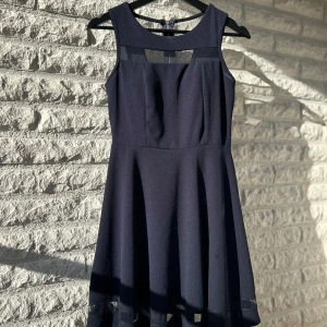 Mörkblå finklänning - Fin mörkblå klänning 👗 Storlek S. Den har inbyggda ”bh-kuddar” (ca strolek B-D) men de går att sprätta bort om man så vill. Tyget är genomskinligt på ryggen, vid halsen och vid knäna:) Klänningen är lite nopprig på ryggen men de borde gå bort med en loppet maskin om man har en sådan:) Skicka gärna något meddelande innan ni köper💕