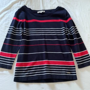 Randig tröja från Flash Essential - Säljer en snygg randig tröja från Flash Essential i marinblått, rött och vitt. Tröjan har trekvartsärmar och en klassisk rund halsringning. Perfekt för en stilren look! Pris kan diskuteras, bara att skriva vid intresse:)