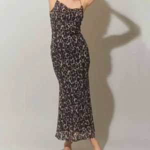 Leopard klänning Gina - Intressekoll på min leopardklänning från Gina! Storlek S och använd 1 gång. Säljs inte längre på hemsidan! Bara att höra av dig vid frågor💕