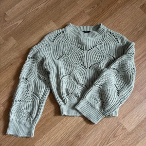 Ljusgrön stickad tröja med mönster - Säljer en ljusgrön stickad tröja med unikt, vågigt mönster. Tröjan har lång ärm och en något croppad passform. Från ginatricot. Pris 150kr. Så fint skick💗