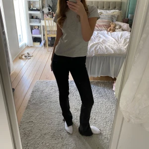 Svarta jeans med bootcut - Snygga svarta jeans med bootcut och slits