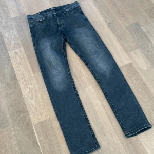 Svarta jeans från Jack & Jones - Tja! Säljer ett par feta svarta jeans från Jack & Jones med en klassisk femficksdesign. Byxorna är i storlek W28 L32 och i modellen slim Glenn. Perfekta för en avslappnad stil. Hör av er vid funderingar!