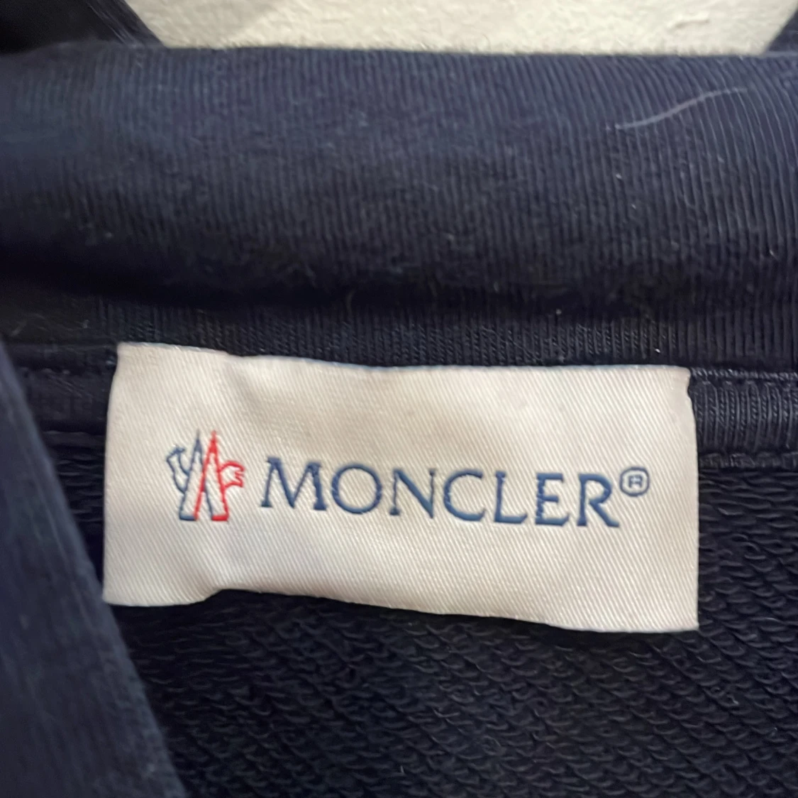 Mörkblå hoodie från Moncler - 2