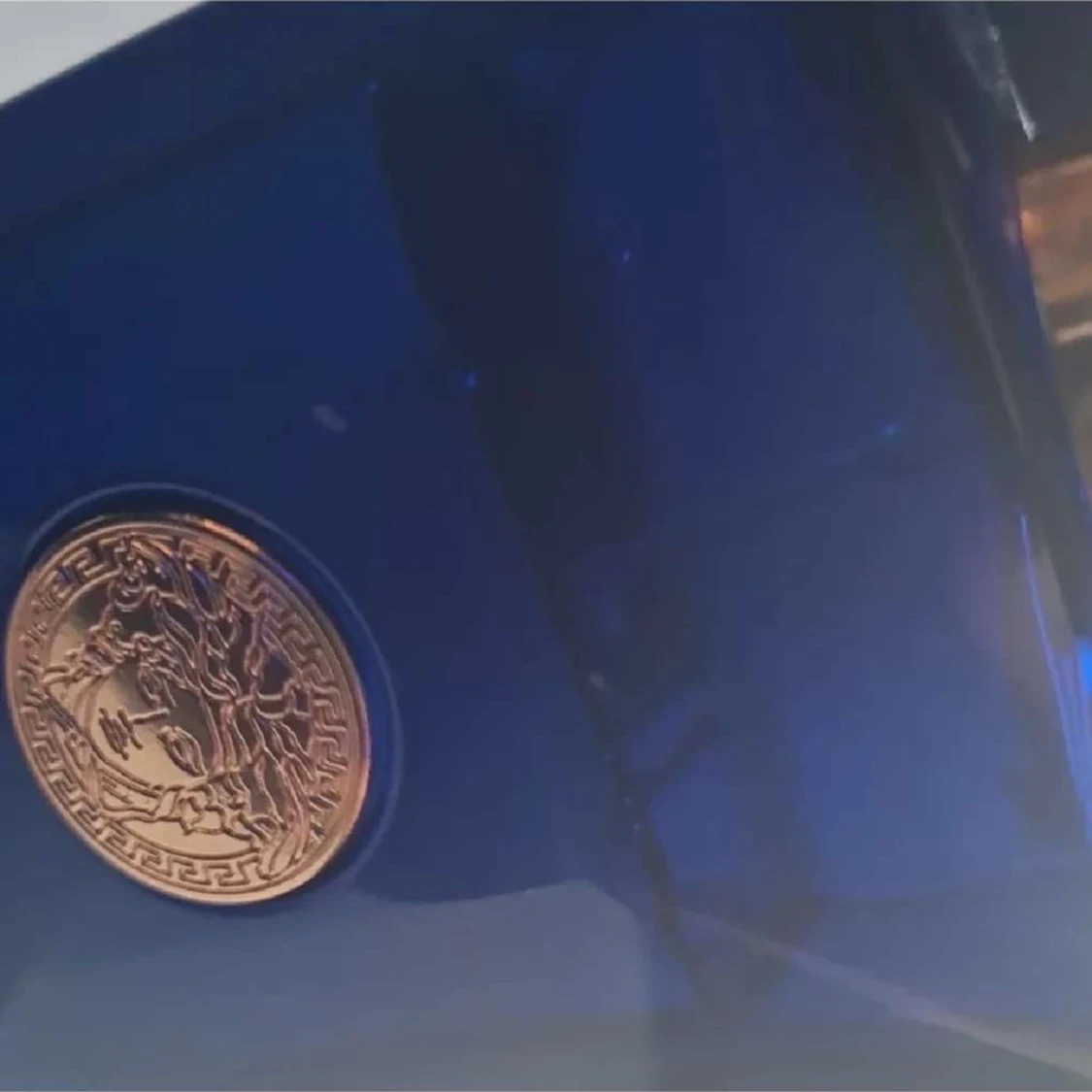 Blå parfymflaska med guldlock - 1