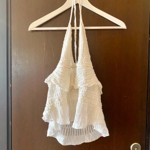 Sommartopp  - Vit volang topp från Pull and Bear i helt nytt skick som sitter fint på kroppen!🌸