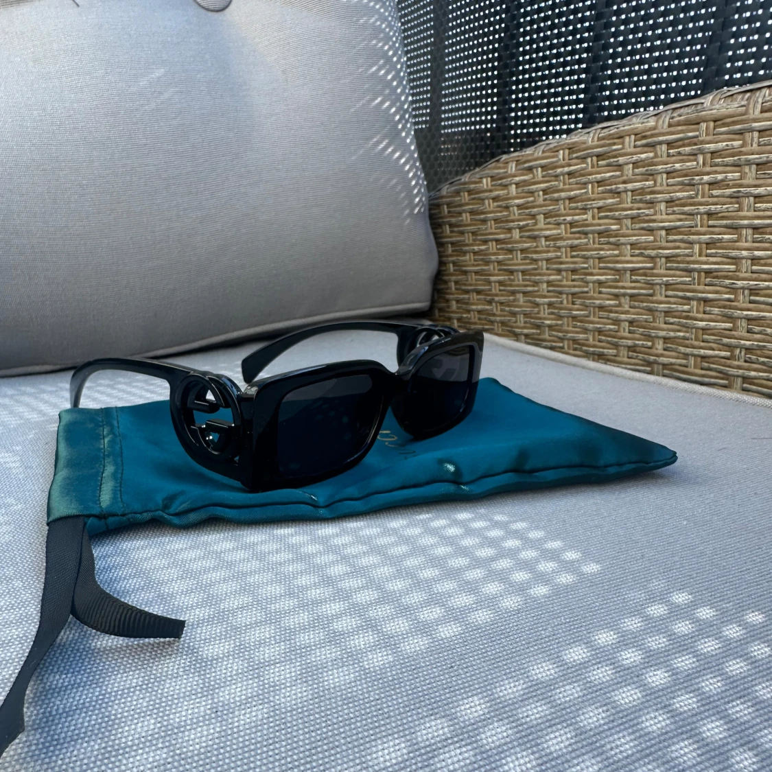 Svarta solglasögon med dekorativa bågar - 2