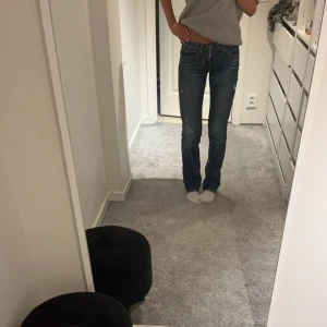 Blå jeans från Acne - Säljer ett par snygga blå jeans från Acne i bra skick. Pris går alltid att diskuteras