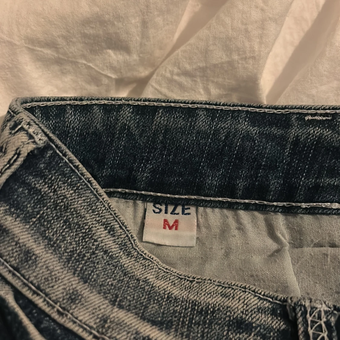 Ljusblå jeanskjol med broderad örn från EDI Fashion - 2