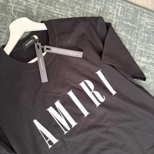 Svart t-shirt från AMIRI  - Säljer en sprillans ny svart t-shirt från AMIRI i storlek M. 10/10 skick. Pris kan diskutera🤩