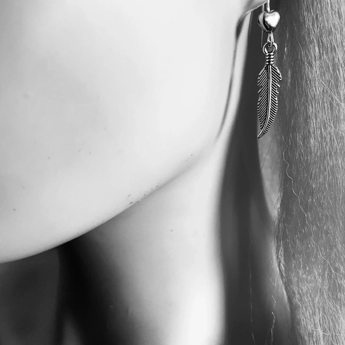 By prisförslag- 1 st Silverfärgat örhänge med hjärta och fjäder - 1