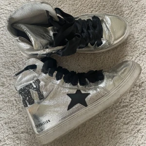 Coola sneakers  - Säljer dessa as coola silver sneakers i strl 39 men passar även strl 40 🤍Använda en del men i bra skick 