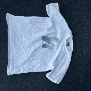 Vitt T-shirt från Harlaut apparel  - Vitt T-shirt från Harlaut i storlek s som har blivit använd ett fåtal gånger OBS den har ett litet hål på botten av ryggen