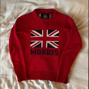 Morris tröja stickad - Stickad Morris tröja i bra skick. På framsidan finns Storbritanniens flagga och tröjan är i storlek xs.