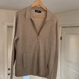 Helt ny! - 🔵säljer en helt ny tröja som bara är testad, storlek M, nypris 799, hör av er vid funderingar 🤝