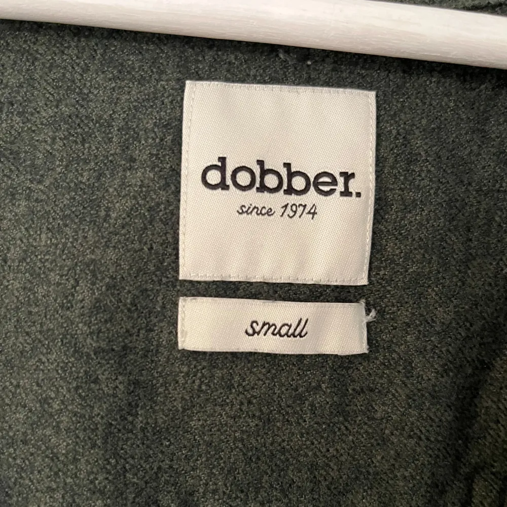 Säljer denna sjukt snygga Overshirten från Dobber⭐️ Färgen är mörkgrön och storleken är S✅Overshirten har inga defekter och skicket är utomordentligt🙌🤝 Sjukt najs passform och passar perfekt som vår och sommarjacka☀️🙌 Tveka inte på att höra av er dig vid minsta fråga eller fundering😊. Takit.