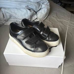 Eytys doja velcro läder svart - Säljer ett par Eytys Doja Velcro som inte saljs i butik längre. Dom är i fint skick och passar till alla outfits! 