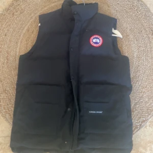 Canada goose väst - Använt max 5 gånger den är mest varit hemma så tänkte att jag kunde sälja den t nån som behöver    FAST PRIS
