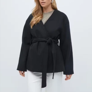 Svart kappa - Snygg svart kappa från Gina Tricot. Helt ny, säljs progrund av fel storlek. Original pris 700kr säljer för 590kr pris kan diskuteras💕