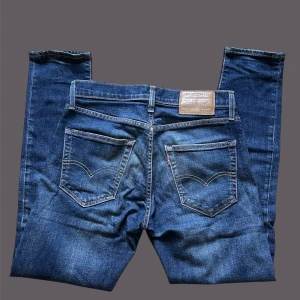 Levi's 512 jeans - Snygga Levi's 512 jeans i en klassisk blå färg. De har en slim passform och är tillverkade i jeansmaterial. Perfekta för en stilren look med fem fickor och knappgylf. Pris kan diskuteras