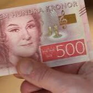 Äkta 500 lapp  - 500 kr är en valör av den svenska kronan.    500 kr-sedeln är en av de vanligaste sedlarna i Sverige, med en bild av Birgit Nilsson på framsidan. På baksidan av 500 kr-sedeln finns en bild av en fågel. Med 500 kr kan du köpa en hel del saker, som mat, kläder, eller en present. Du kan också spara pengarna eller använda dem för att betala räkningar.