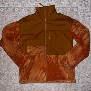 Fleecejacka  - Säljer en cool orange fleecejacka från H&M Move. Jackan har en dragkedja framtill och en praktisk ficka på bröstet. Den är perfekt för kyliga dagar med sin varma och mjuka fleece. Jackan har långa ärmar och en hög krage för extra värme.🧡🧡