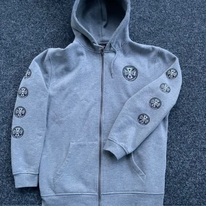 Independent zip hoodie - Independent hoodie med tryck på bröst, rygg och armar. Använd mycket men i väldigt bra skick! Tjockt tungt material. True to size