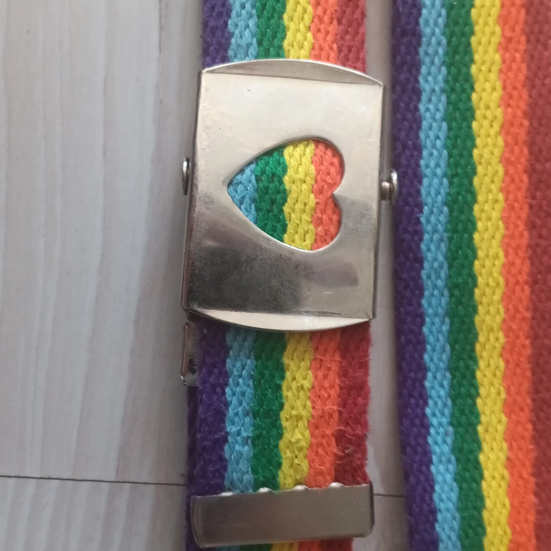 Regnbågsfärgat bälte med hjärtspänne - 1