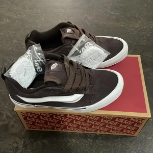 Bruna sneakers från Vans Knu Skool - Snygga bruna sneakers från Vans med vit sula och klassisk vit sidostrimma. Skorna har snörning och kommer med extra skosnören. Perfekta för en avslappnad stil. Helt nya!