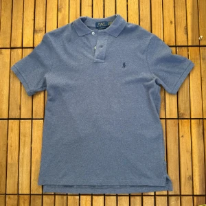 Blå pikétröja från Ralph Lauren - Riktigt skön och luftig Ralph lauren piké som är i 100% bomull som är perfekt till varma sommardagar.| 🟩ALDRIG ANVÄND🟩 | skriv vid frågor och funderingar :)