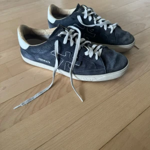 Mörkblå sneakers från Premiata - Säljer ett par mörkblå sneakers från Premiata storlek 43. Skorna är i bra skick men har tecken på användning. Hör av er ifall ni har frågor!
