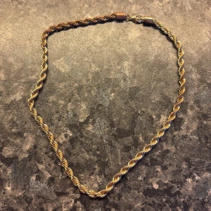Guldfärgat halsband från guldfynd - Guldfärgat halsband från guldfynd, 45-50cm långt och perfekt för en stilren outfit, hör av er vid frågar eller funderingar!