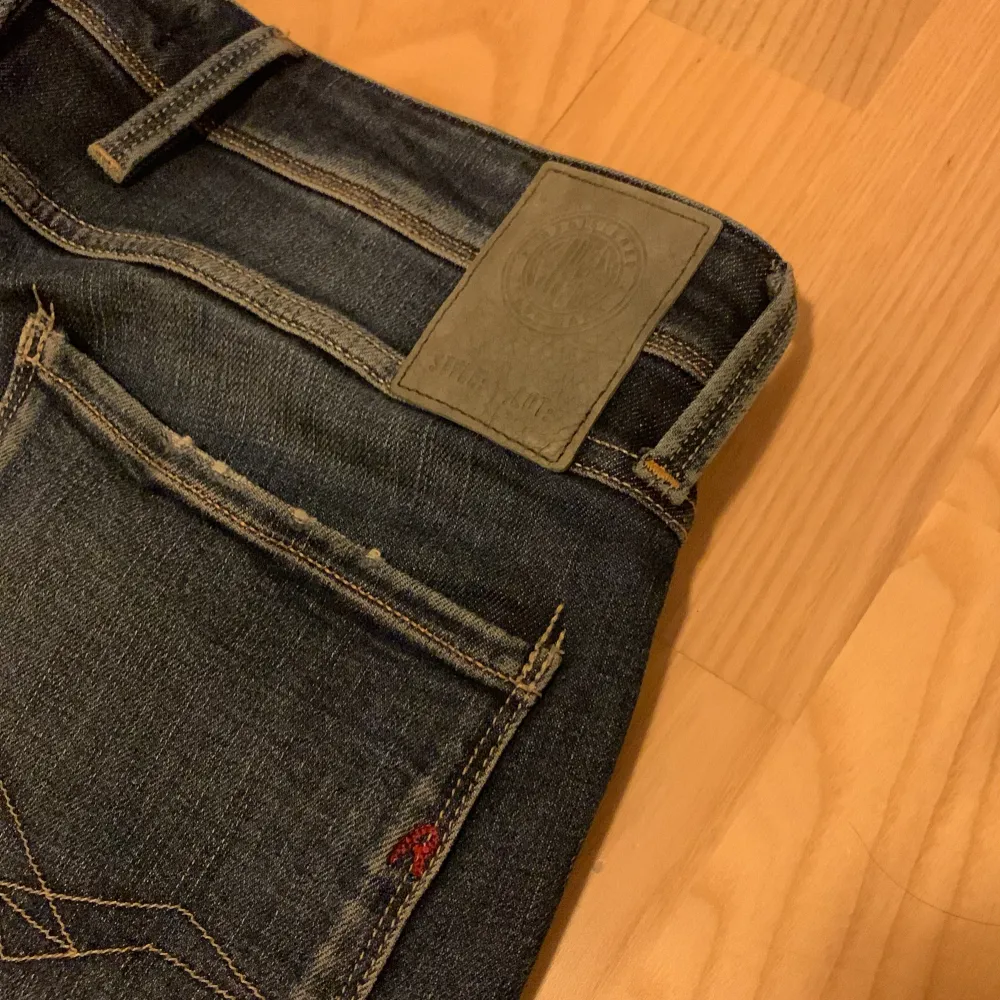 Snygga mörkblå jeans från Replay i modellen Anbass. Super fint skick, storlek 34/32! Bara att höra av sig vid minsta fundering! Säljer då de inte passar mig!. Farkut & Housut.
