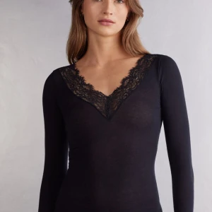 Svart intimissmi tröja - Svart v-ringad intimissmi tröja sparsamt använd men finns täcken på andvändning kp vid intresse!💗