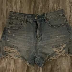 Blåa jeansshorts - Säljer blåa jeansshorts med slitningar från vero moda! Perfekt nu till sommaren💓Säljer då de har blivit förstora
