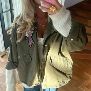 Zara khaki jacka - INTRESSEKOLL TRYCK INTE KÖP NU !Supersnygg och populär vårjacka ifrån H&M!💓 Den är slutsåld och i superfint skick😇
