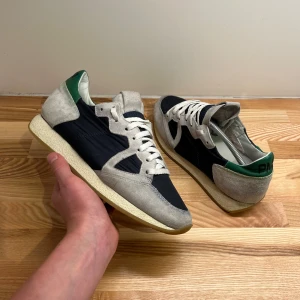 Phillipe model trainers - Sjukt feta Philippe model skor i storlek 40 men passar även 41. Skorna är i fint skick utan några defekter. Nypris: cirka 3000kr, vårt pris endast 699kr. Hör av dig vid minsta fråga eller fundering! 💭 