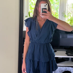 Sommarklänning  - Säljer denna mörkblå sommarklänningen från meet me there som inte går att köpa längre💕nypris: 570kr 