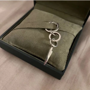 Maria Nilsdotter örhänge - Chaos queen örhänge från Maria Nilsdotter i silver💕Box ingår! Har inget kvitto eftersom att jag också köpte örhänget på Plick!💛Men på sista bilden så  man att det står ”925 DOTTER” och det är bara att trycka på köp nu så postar jag samma dag eller dagen efterter!❤️Säljer för bra pris!