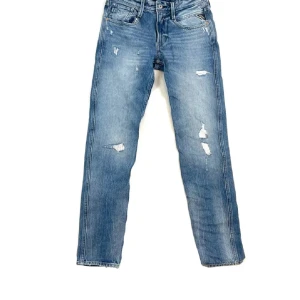 Replay anbass - 29x32 bra skick, snygga slitningar. Perfekt nu när de börjar bli varmt