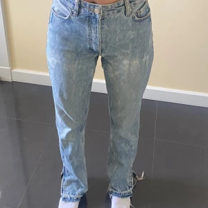 Blå jeans från Karve - Säljer ett par snygga blå jeans från Karve i girlfriend fit. 